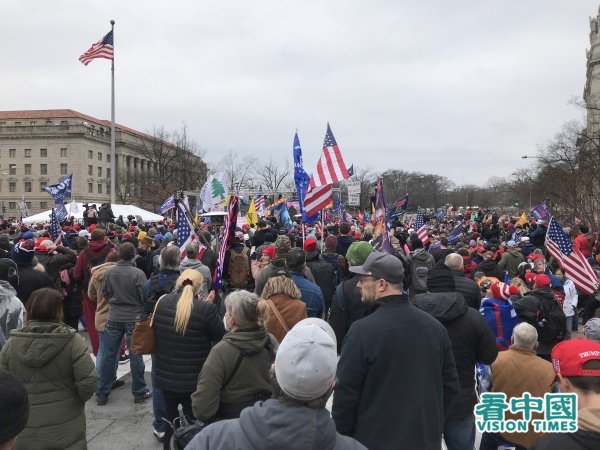 圖為2021年1月5日，川普總統支持者聚集在華盛頓DC的自由廣場，表達「制止竊選，拯救美國」的呼聲，向1月6日的國會聯席會議施加民意壓力。（圖片來源：看中國記者攝影）