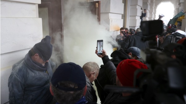 2021年1月6日，警方使用了催淚氣，阻止川普支持者闖入國會大廈。（圖片來源：Tasos Katopodis/Getty Images）