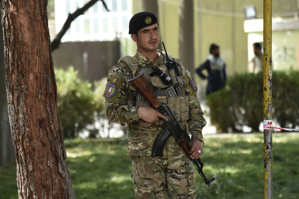 2020年10月12日，一名阿富汗警察在喀布尔警察总部院子里守卫。