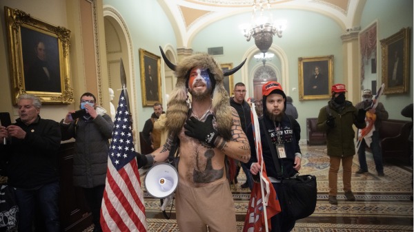 2021年1月6日，疑似安提法成员伪装为川普支持者进入了国会。（图片来源：Win McNamee/Getty Images）(