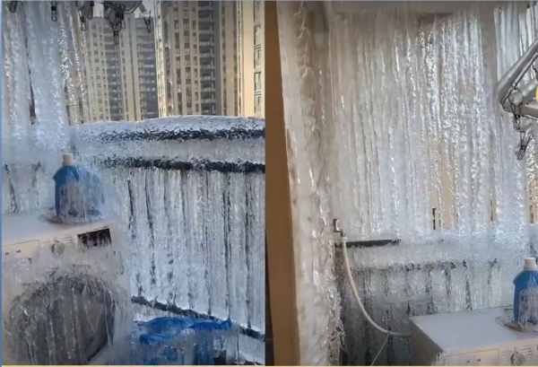 北方网友上传的因天气寒冷，阳台被冰封的照片（图片来源：微博)