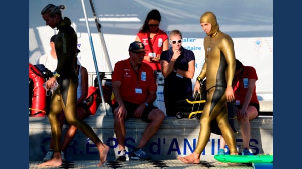  2019 年 AIDA 深度世界自由潜水锦标赛期间，俄罗斯阿列克谢・莫尔查诺夫 (Alexey Molchanov) 在尝试进行 130 米恒重与鳍 (CWT) 男子组潜水之前到达。