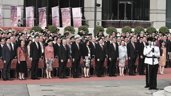 10月1日，香港特区政府举行升旗仪式，官员嘉宾全部戴上鲜红色口罩，独缺董建华身影。（图片来源：香港政府新闻处）