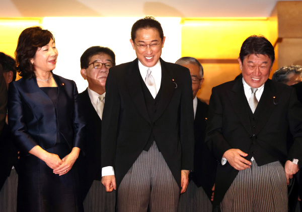 2021年10月4日，新当选的日本首相岸田文雄和他的内阁成员们。