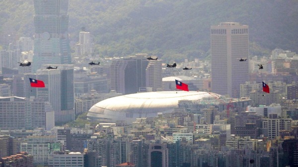 國慶大會登場 國軍直升機底下吊掛3面國旗