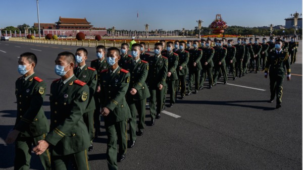 中國士兵戴著防護口罩從天安門廣場走過