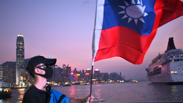 2019年双十节，有港人在尖沙咀海旁举起台湾国旗。（图片来源：Getty Images）
