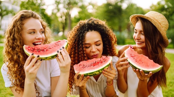 一群女性朋友吃西瓜