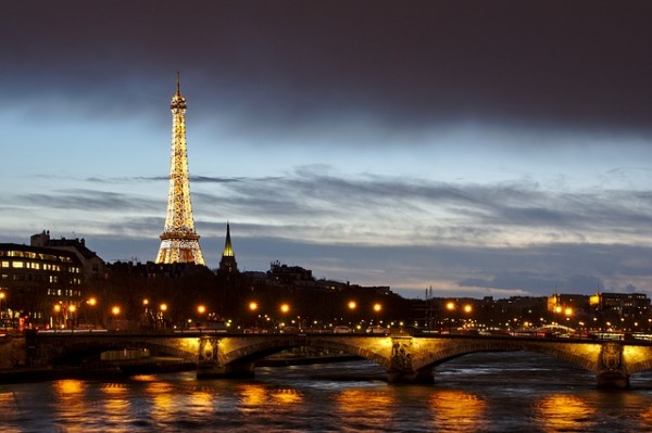 巴黎地标性建筑埃菲尔铁塔，在晚上看起来金碧辉煌。（Pexels/Pixabay）