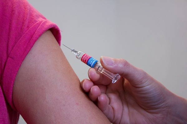 拜登政府的疫苗强制令将于2021年12月生效。图为打疫苗。（图片来源：Katja Fuhlert/Pixabay）
