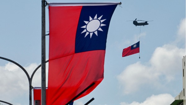 2021年10月10日，在台北举行的国庆庆祝活动中，一架CH-47契努克直升机悬挂着中华民国国旗。