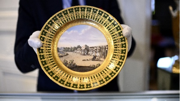 這個盤子在拍賣會上以高價賣出。(示意圖/CHRISTOPHE ARCHAMBAULT/AFP/Getty Images)