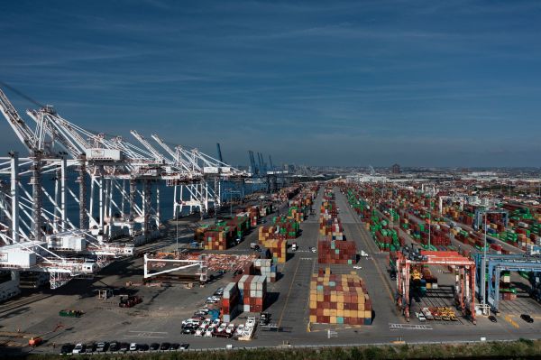 圖為2021年10月14日的馬里蘭州巴爾的摩港口，港口堵塞、集裝箱堆積、沒有卡車司機，美國和全球的供應鏈都受到影響。（圖片來源：BRENDAN SMIALOWSKI/AFP via Getty Images）