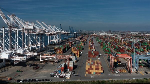 图为2021年10月14日的马里兰州巴尔的摩港口，港口堵塞、集装箱堆积、没有卡车司机，美国和全球的供应链都受到影响。（图片来源：BRENDAN SMIALOWSKIAFP via Getty Images）2(16:9)