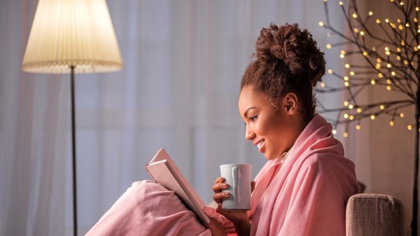 一个女人睡前读书喝茶
