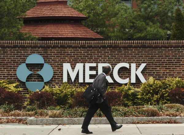 美国制药商默克公司（Merck）研发的第一种抗新冠病毒的口服药有望获得FDA批准。（图片来源：Marko Georgiev/Getty Images）