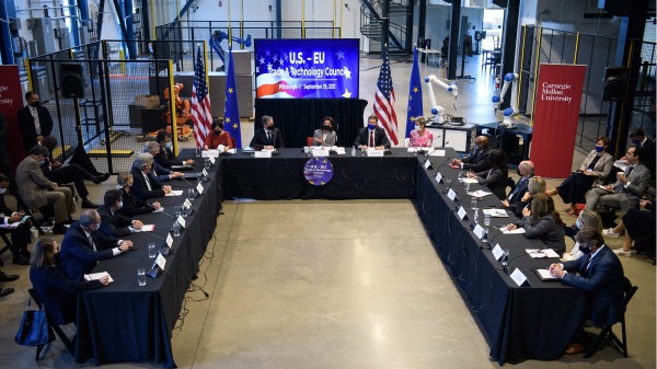2021年9月29日，美国和欧盟启动了“美国-欧盟贸易和技术委员会”（TCC）首次正式会谈。（图片来源：NICHOLAS KAMM/AFP via Getty Images）
