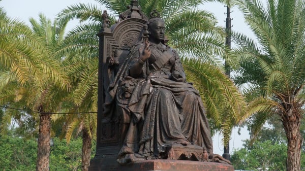 十一国殇日，有爱国组织到政总请愿，要求将维多利亚公园改名做“人民公园”。图为维多利亚公园内的维多利亚女王铜像。（图片来源：Minghong/Wikipedia/CC BY-SA 4.0）