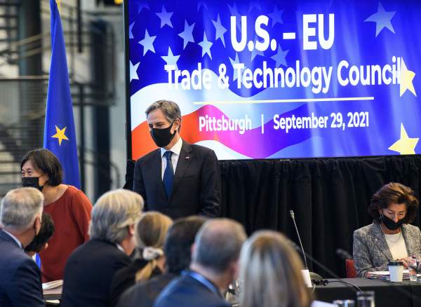 2021年9月29日，美国国务卿布林肯（中）在匹兹堡主持美国和欧盟的贸易和技术会谈。