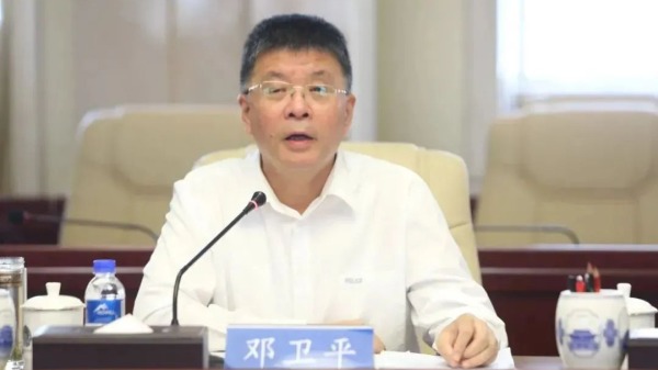 66岁的邓卫平任中华见义勇为基金会第四届理事会理事长。 （图片来源：网络）