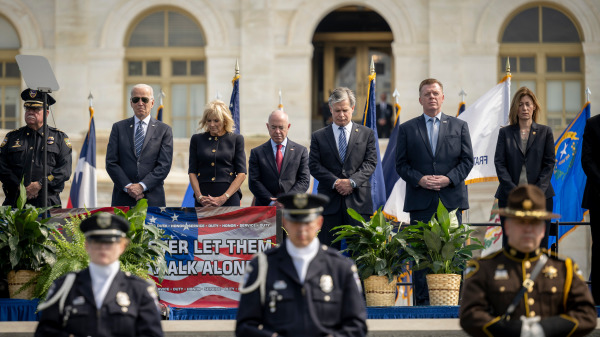美国国土安全部部长亚历杭德罗．马约卡斯（Alejandro Mayorkas，后排左四）与拜登（Biden，后排左二）一起，出席了在美国国会大厦举行的年度美国警察追悼会