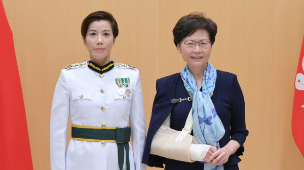 10月21日，何珮珊（左）被任命成為香港海關關長。她語出驚人，指澳洲龍蝦涉國安問題。（圖片來源：香港政府新聞處）