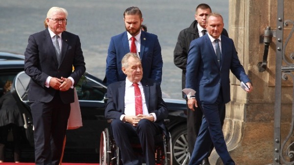 2021年8月26日，德国总统弗兰克-瓦尔特·施泰因迈尔（左）到访捷克，受到捷克共和国总统米洛斯·泽曼（坐轮椅者）欢迎。