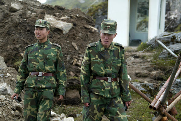 中国士兵在印度和中国之间古老的乃堆拉边境口岸的中国一侧站岗。