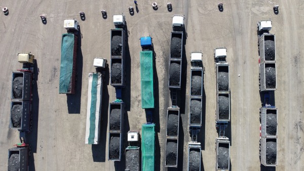 2021年10月16日的航拍，满载蒙古煤炭的卡车在中蒙边境甘特莫德港附近等待。