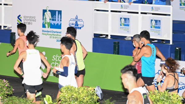2021年10月24日复办的渣打马拉松，不少跑手因服饰上有“香港加油”而被警察截查并强迫更衣。（图片来源：香港政府新闻处）