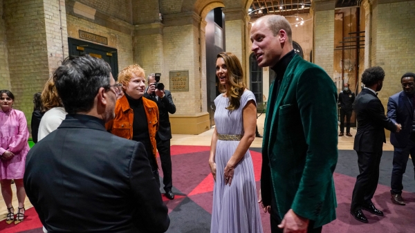红发艾德确诊染疫前一周，曾与威廉王子、凯特王妃在“为地球奋斗奖”（Earthshot Prize）第一届颁奖典礼上，没戴口罩近距离谈话。
