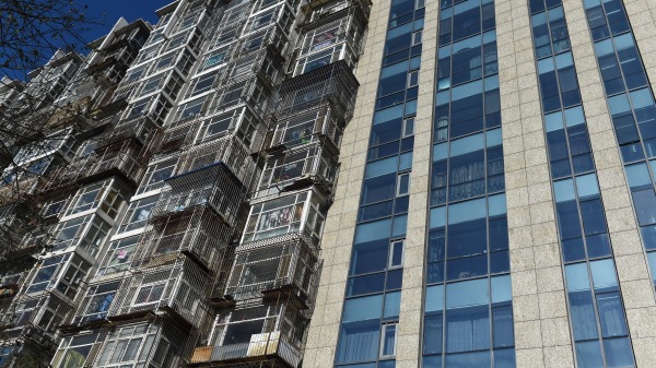 2014年12月3日北京的新旧两种风格的公寓楼。