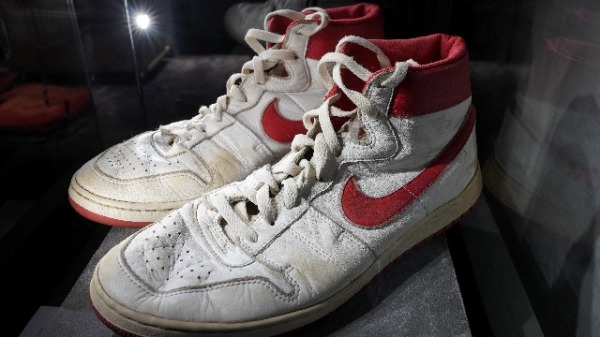 乔丹穿过的一双鞋，在拍卖会上拍出了147万美元的天价。