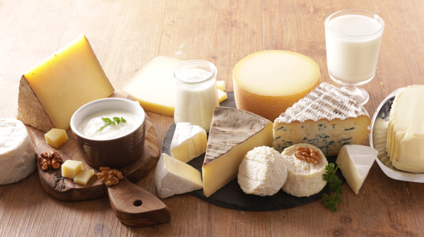 牛奶奶酪等含钙质的食物