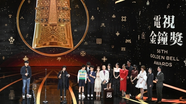 第56届电视金钟奖2日晚间在台北举行颁奖典礼，压轴大奖戏剧节目奖由“天桥上的魔术师”拿下，剧组成员及主要演员皆上台同享喜悦。