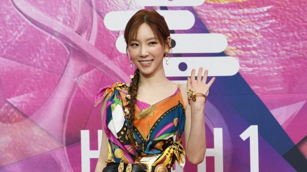 韩国歌手太妍于 2020 年 1 月 30 日在首尔举行的第 29 届首尔音乐奖的红地毯上摆姿势。