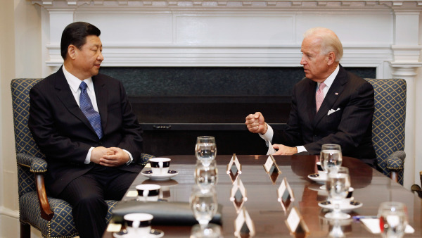 2012年2月14日，美國副總統喬．拜登（右）和中國國家副主席習近平在華盛頓特區白宮羅斯福廳會晤。