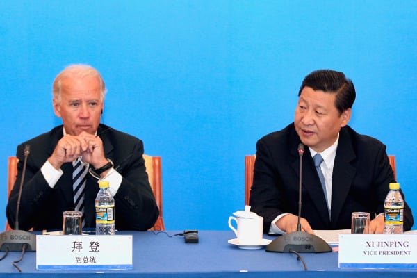 2011年8月19日，美国副总统拜登（左）和中国国家副主席习近平（右）在北京饭店出席中美商务对话。