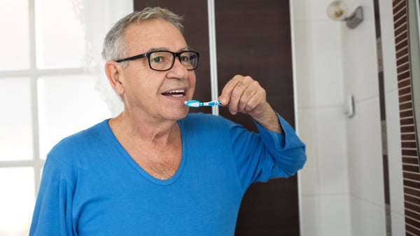 一个男人在刷牙