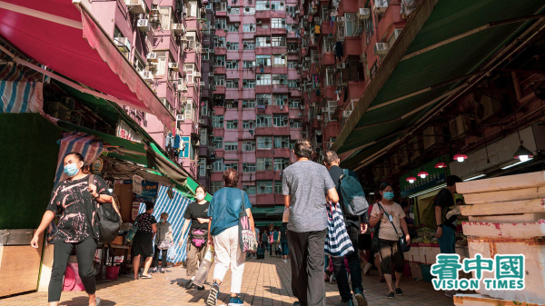 香港近十年来楼价飙升，贵绝全球。据中原数据显示，去年全港二手住宅平均楼价为900万港元。图为香港拥挤的住宅区。（摄影：庞大卫/看中国）