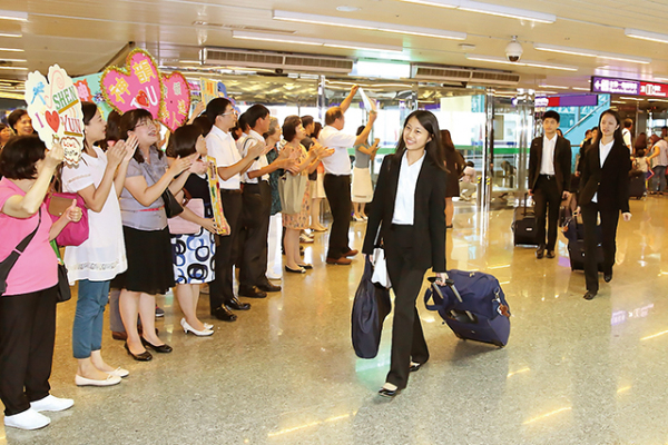 2017年10月4日袁于茜跟随神韵交响乐团来台演出，在桃园机场受到神韵粉丝热烈欢迎。