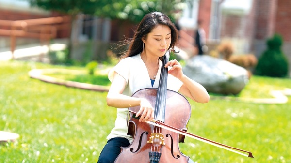 作为一个专业音乐演奏家，袁于茜有着“超尘绝俗”的平静与智慧。