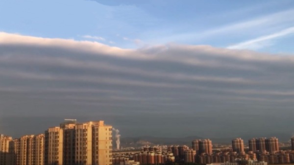 在北京的上空出現的陰陽天。