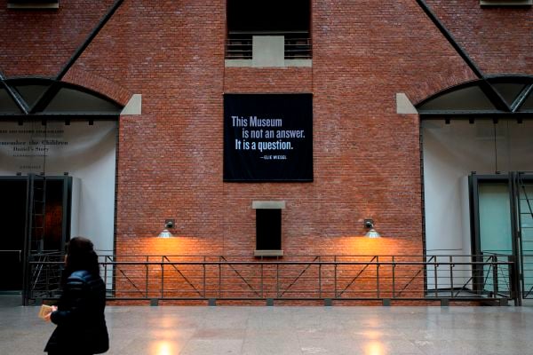 位于华盛顿DC的美国大屠杀纪念馆（U.S. Holocaust Memorial Museum）馆内场景。（图片来源：ERIC BARADAT/AFP via Getty Images）