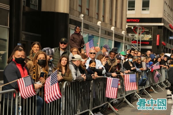 2021年11月11日，在纽约曼哈顿第五大道上举行了纽约的第102届老兵节游行，这是美国最大规模的退伍军人庆祝活动。