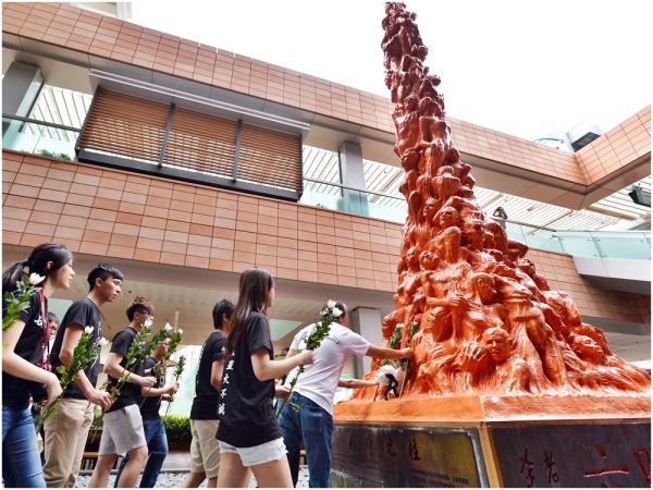 往年每逢六四，都有学生和市民到“国殇之柱”献花。（图片来源：看中国）