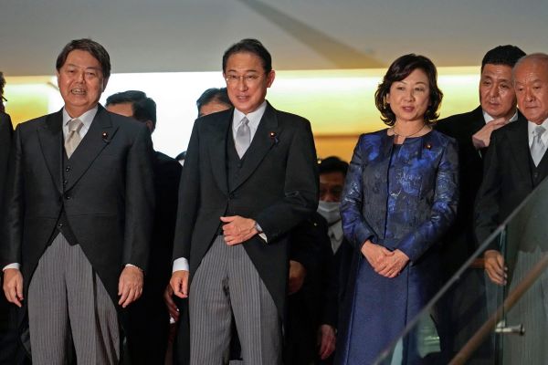 2021年11月10日，日本首相岸田文雄（中）率领新任外相林芳正（左）等人在东京岸田官邸合影。