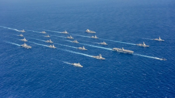 日本陸上、海上、航空自衛隊逐步加強聯合訓練，萬一臺灣出事波及日本，能整合力量應對。圖為日本海上自衛隊進行軍事演習。