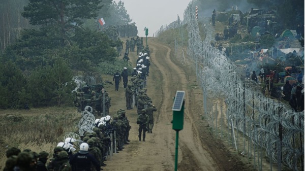 2021年11月11日，波兰武装部队的士兵在白俄罗斯-波兰边境巡逻。（图片来源：Irek Dorozanski/Polish Ministry of National Defence via Getty Images）