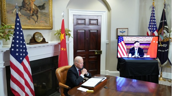 图为2021年11月15日美东时间晚上，美国总统拜登和中共领导人习近平举行视频峰会。（图片来源：MANDEL NGAN/AFP via Getty Images）